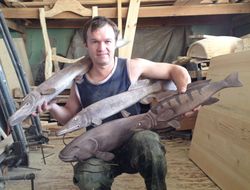 Рыбешки, вырезанные из дерева