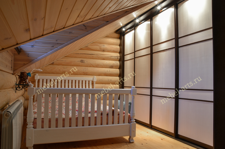 Спинка двухспальной кровати окрашена в 